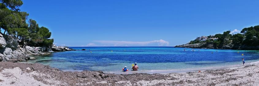 Sa Font de Sa Cala – kolejna plaża z niebieską flagą na Majorce.