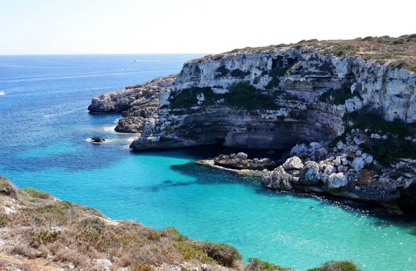 Cala Marmols – dzika zatoka na południu Majorki.
