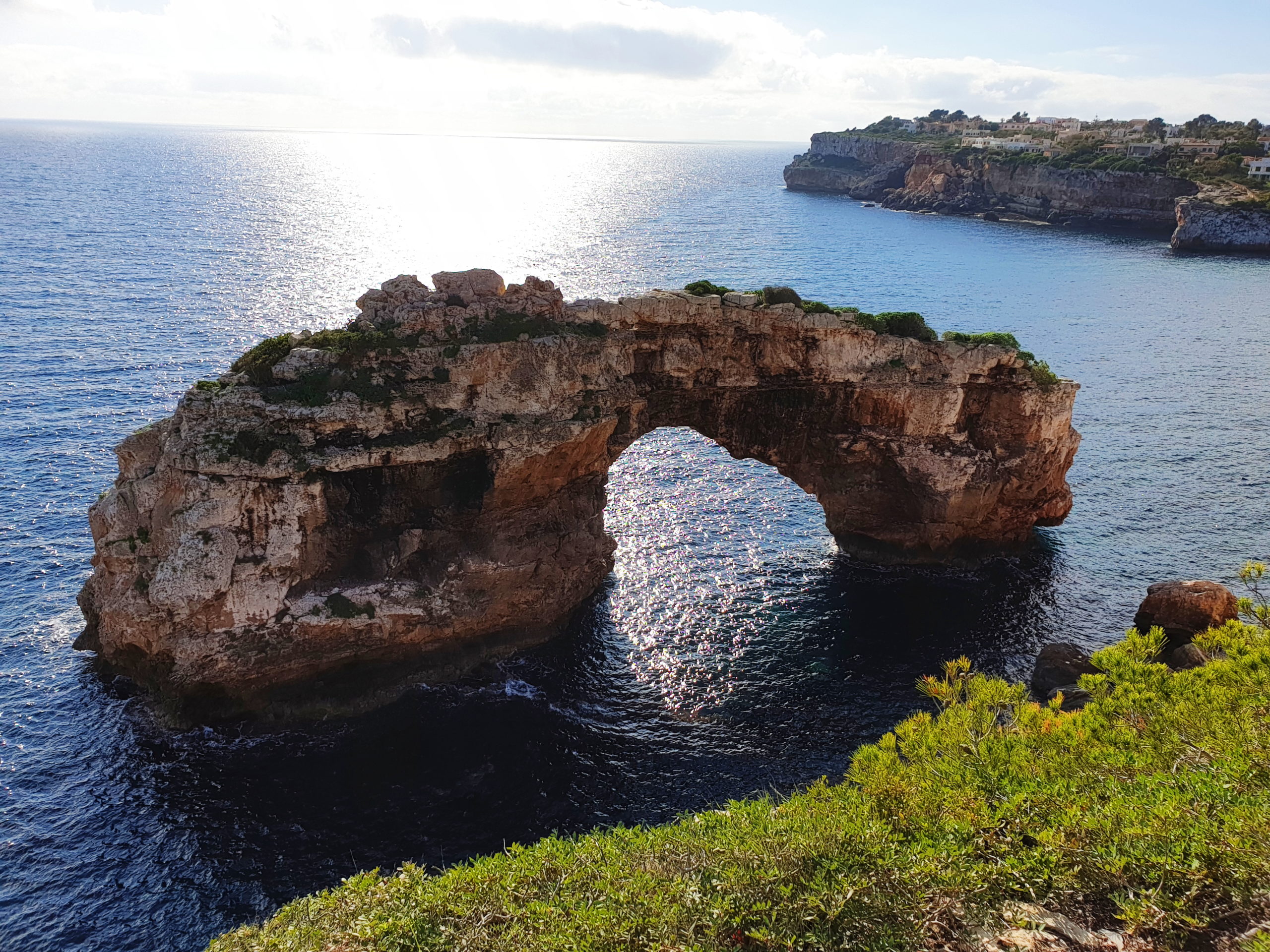 Mirador Es Pontas na Majorce. Naturalny most i punkt widokowy na Majorce.