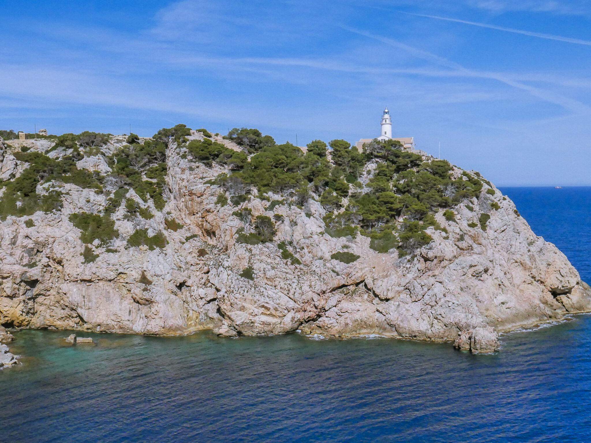 Faro de Capdepera na Majorce – latarnia morska na wschodzie Majorki