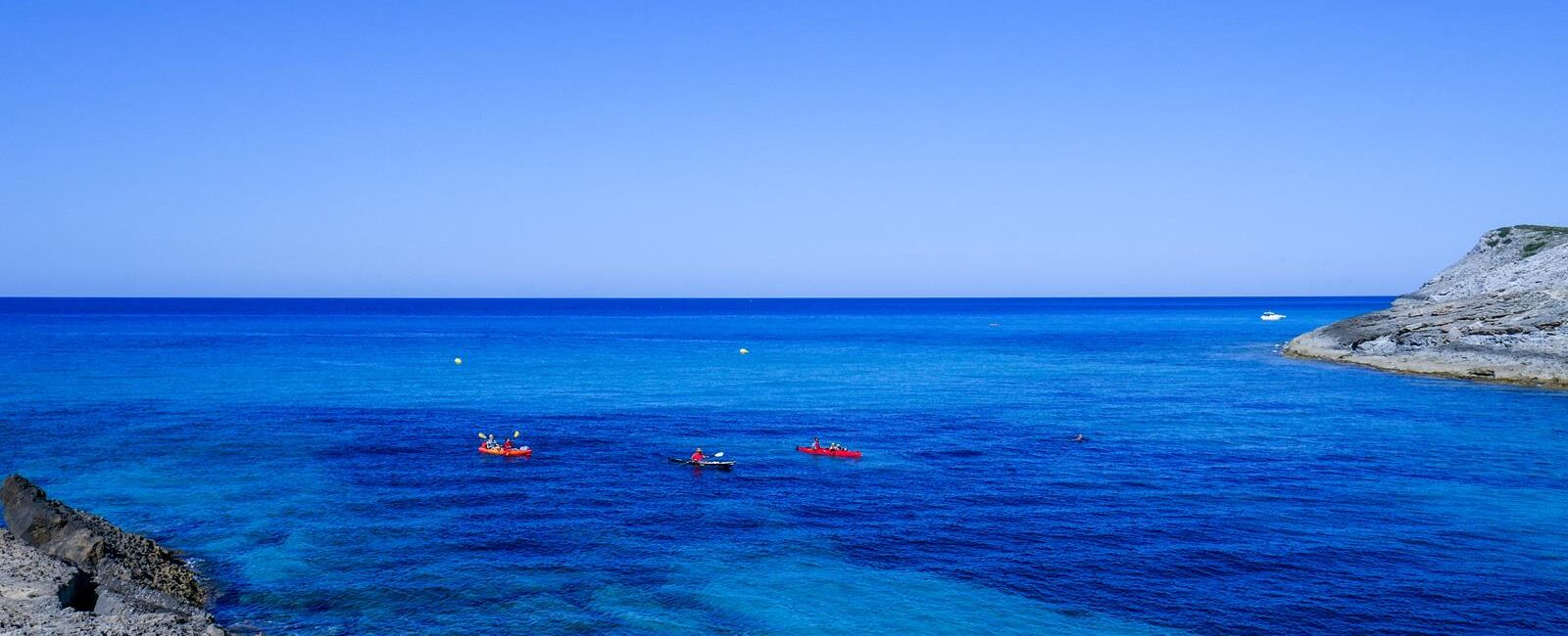 Cala Mitjana – plaża nudystów na północno-wschodnim wybrzeżu wyspy.