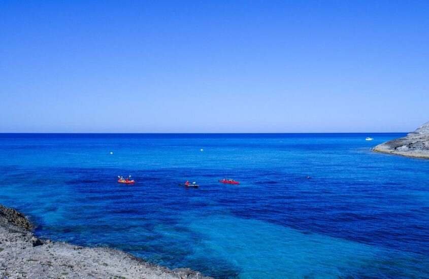 Cala Mitjana – plaża nudystów na północno-wschodnim wybrzeżu wyspy.