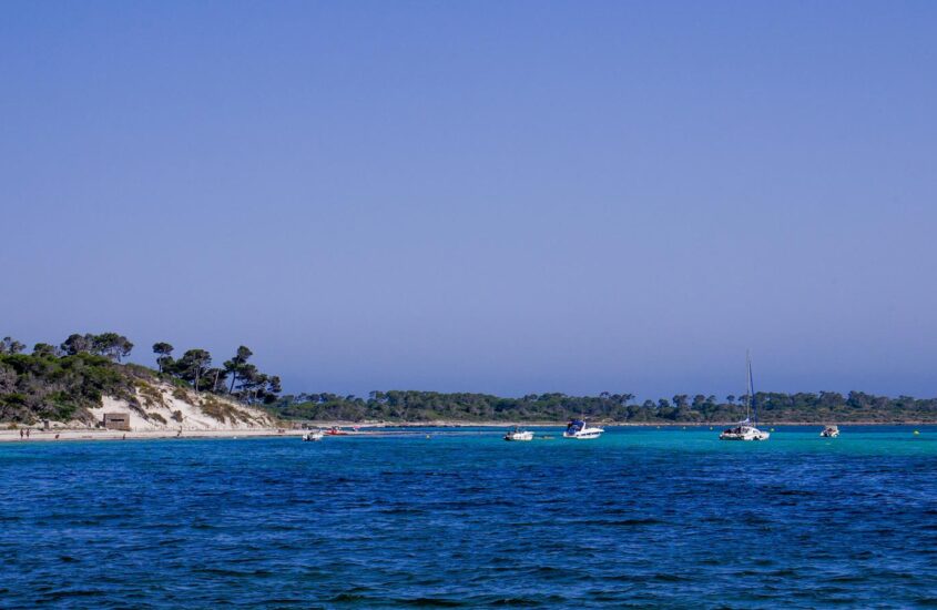 Platja es Carbo – piaszczyste plaże z krystalicznie czystą wodą na Majorce.