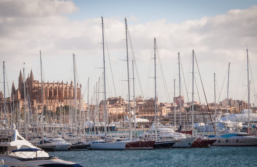 Port Adriano — najbardziej luksusowy port na Majorce — wakacje na Majorce